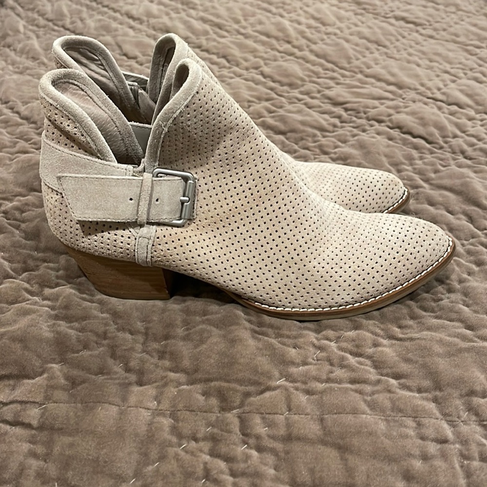 DOLCE VITA BOOTIES SIZE 7.5